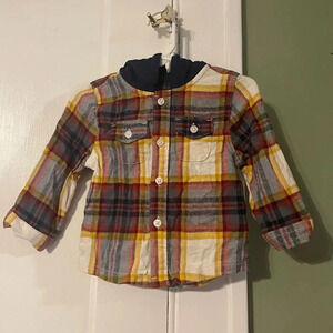 3/$12 long sleeve hooded shirt gently used. Bundle  3 or more $7. 00🎉